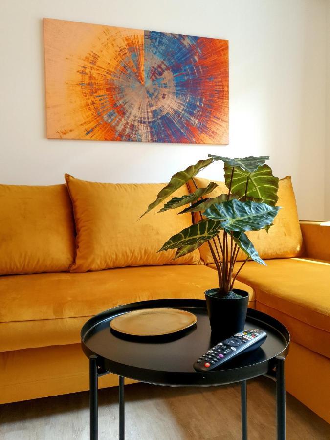 Ferienwohnungen Am Theater - Modern, Zentral Und Ruhig Mit Kueche, Waschtrockner, Netflix, Wlan Und Parkplatz- 2 Zimmer, 52 Qm Cottbus Bagian luar foto
