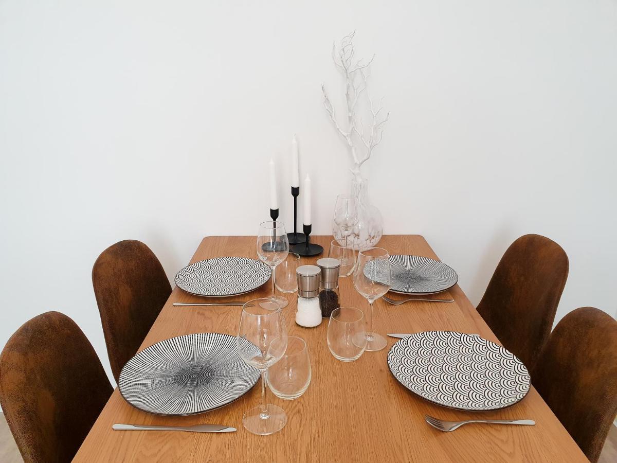 Ferienwohnungen Am Theater - Modern, Zentral Und Ruhig Mit Kueche, Waschtrockner, Netflix, Wlan Und Parkplatz- 2 Zimmer, 52 Qm Cottbus Bagian luar foto