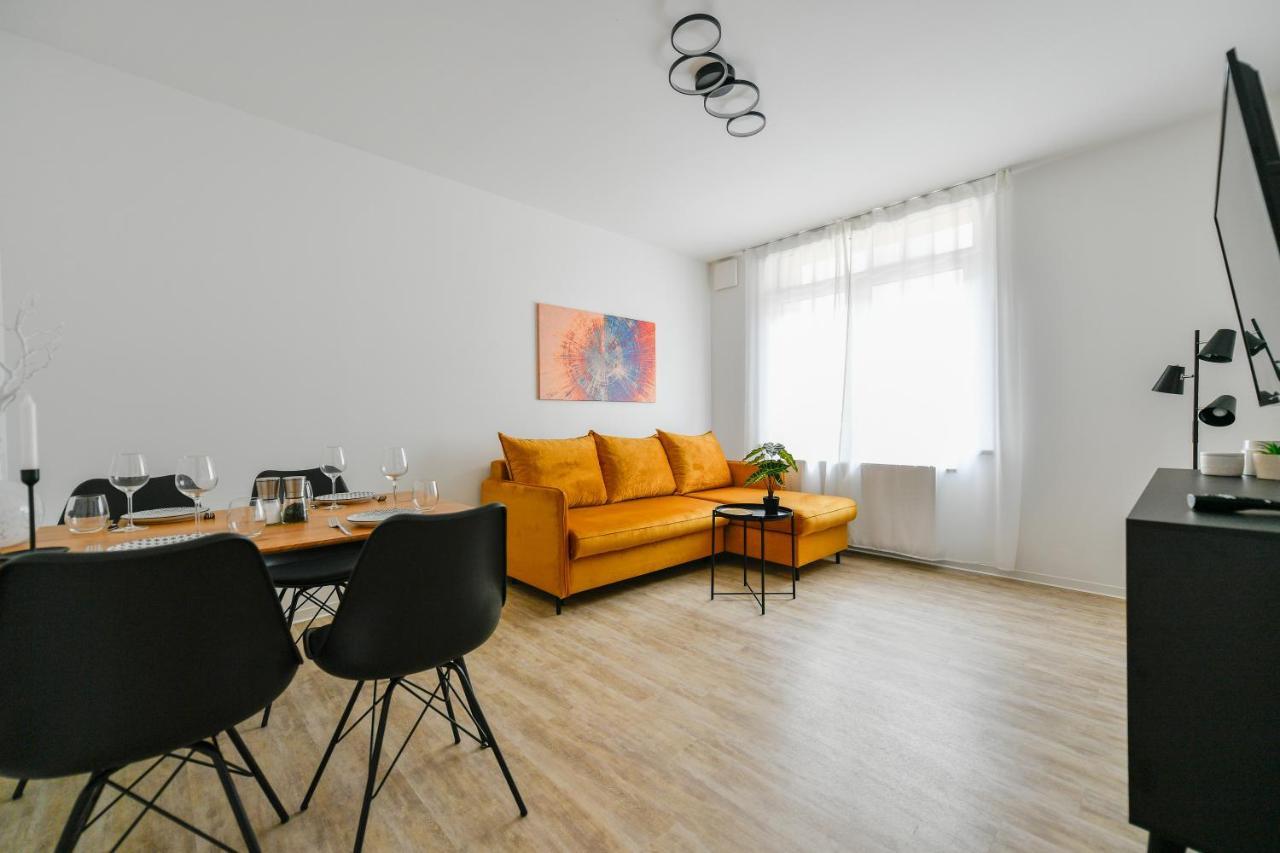 Ferienwohnungen Am Theater - Modern, Zentral Und Ruhig Mit Kueche, Waschtrockner, Netflix, Wlan Und Parkplatz- 2 Zimmer, 52 Qm Cottbus Bagian luar foto