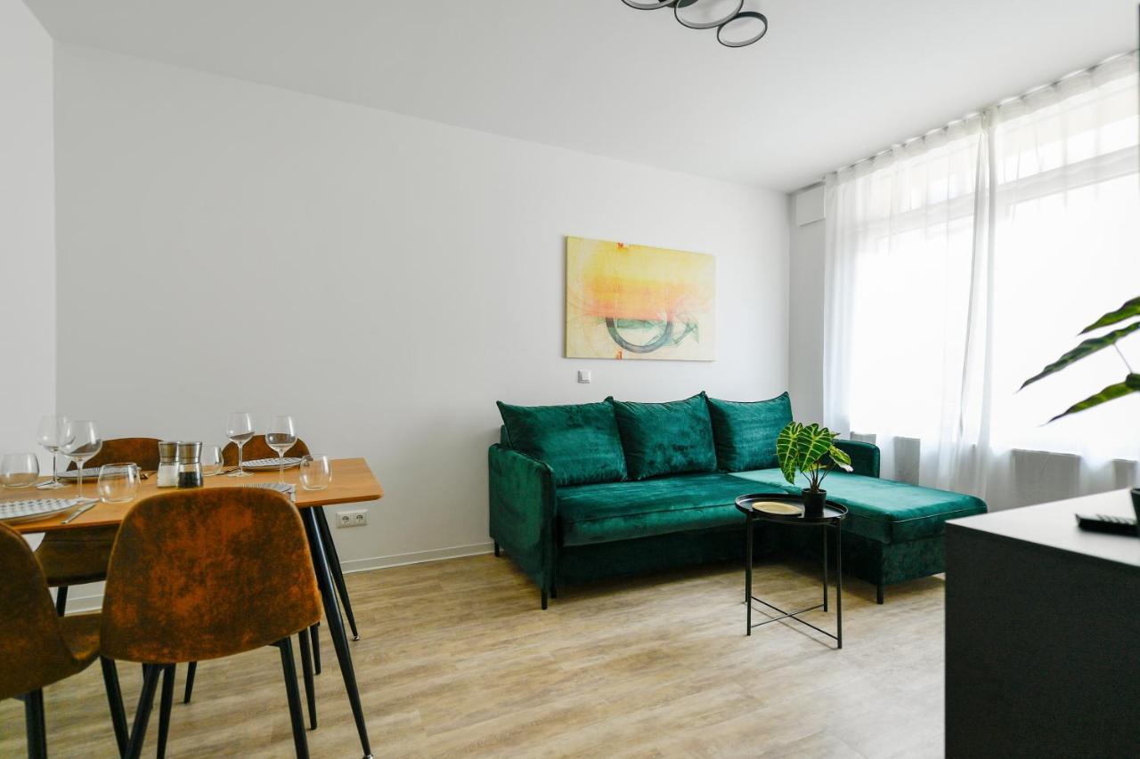 Ferienwohnungen Am Theater - Modern, Zentral Und Ruhig Mit Kueche, Waschtrockner, Netflix, Wlan Und Parkplatz- 2 Zimmer, 52 Qm Cottbus Bagian luar foto