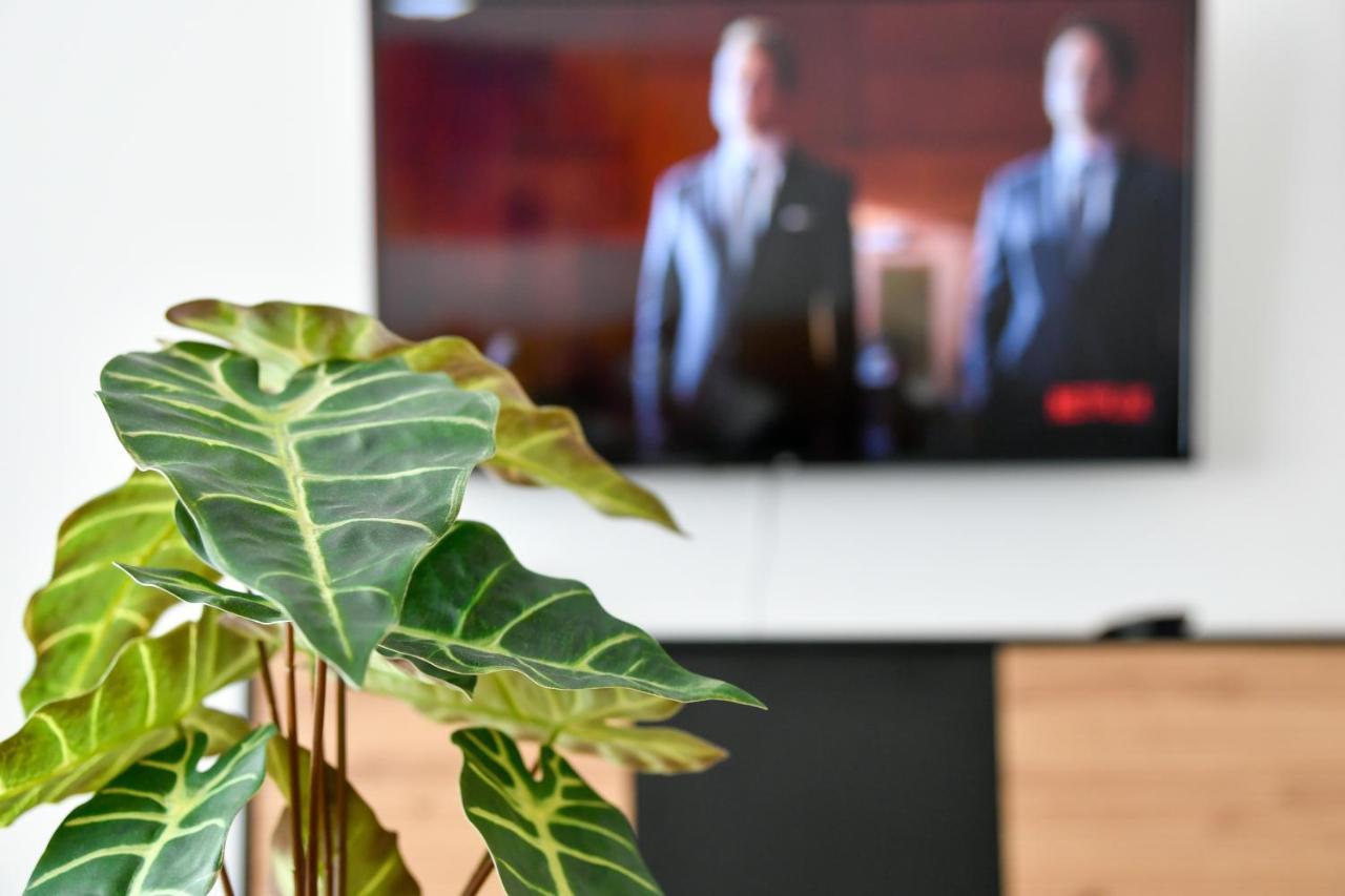 Ferienwohnungen Am Theater - Modern, Zentral Und Ruhig Mit Kueche, Waschtrockner, Netflix, Wlan Und Parkplatz- 2 Zimmer, 52 Qm Cottbus Bagian luar foto