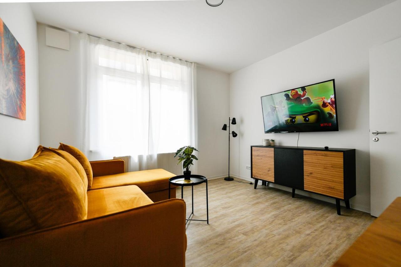 Ferienwohnungen Am Theater - Modern, Zentral Und Ruhig Mit Kueche, Waschtrockner, Netflix, Wlan Und Parkplatz- 2 Zimmer, 52 Qm Cottbus Bagian luar foto