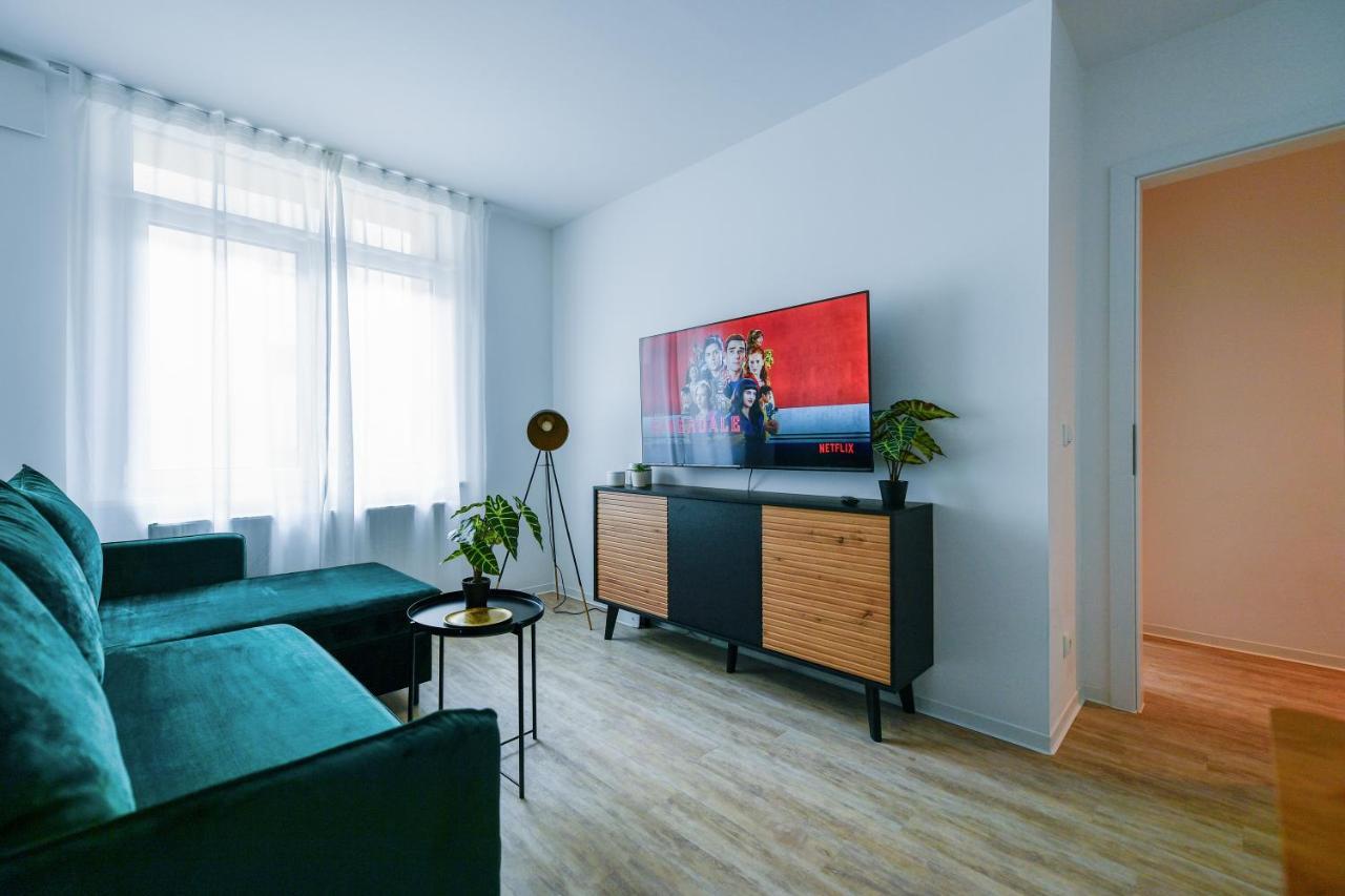 Ferienwohnungen Am Theater - Modern, Zentral Und Ruhig Mit Kueche, Waschtrockner, Netflix, Wlan Und Parkplatz- 2 Zimmer, 52 Qm Cottbus Bagian luar foto