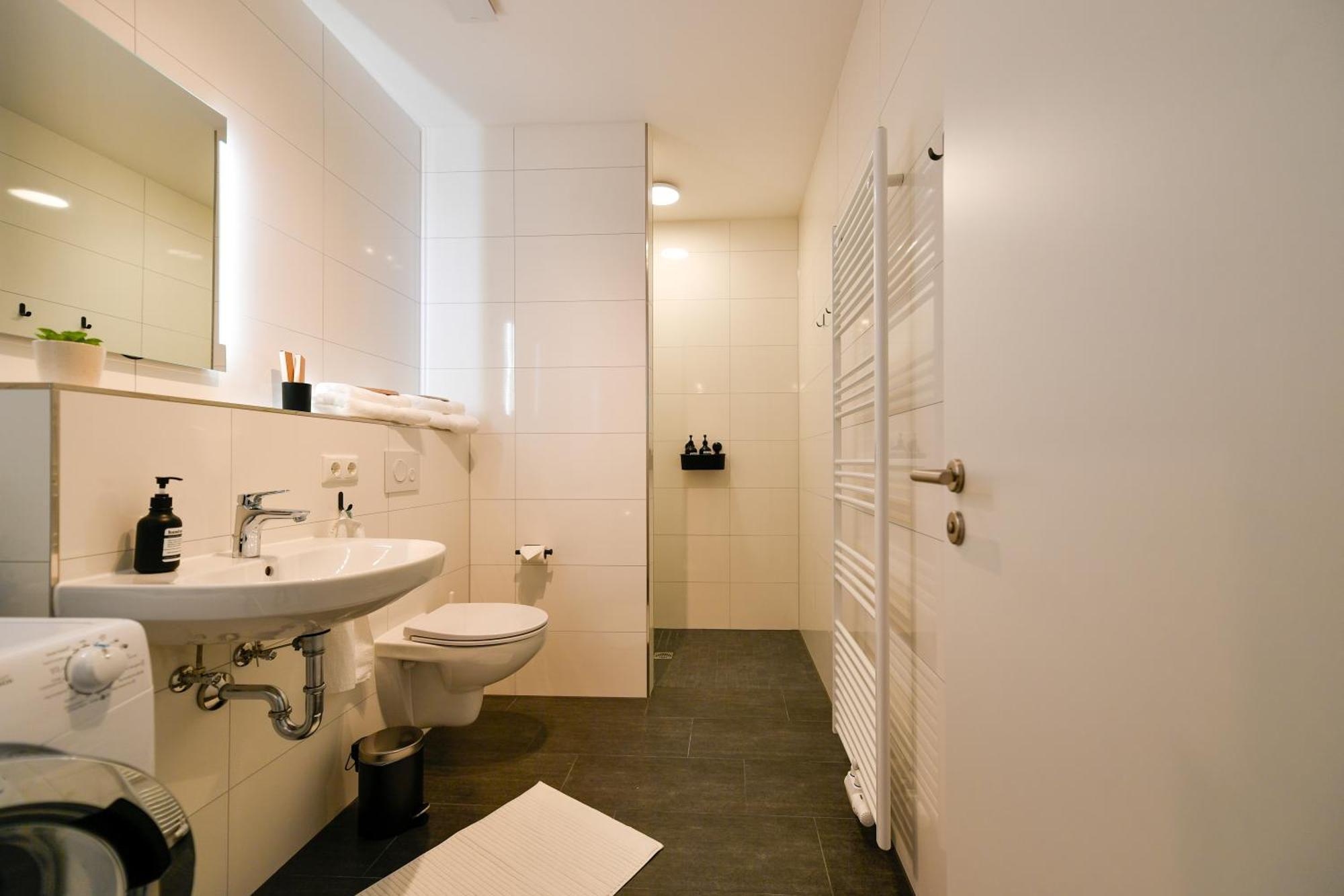 Ferienwohnungen Am Theater - Modern, Zentral Und Ruhig Mit Kueche, Waschtrockner, Netflix, Wlan Und Parkplatz- 2 Zimmer, 52 Qm Cottbus Bagian luar foto