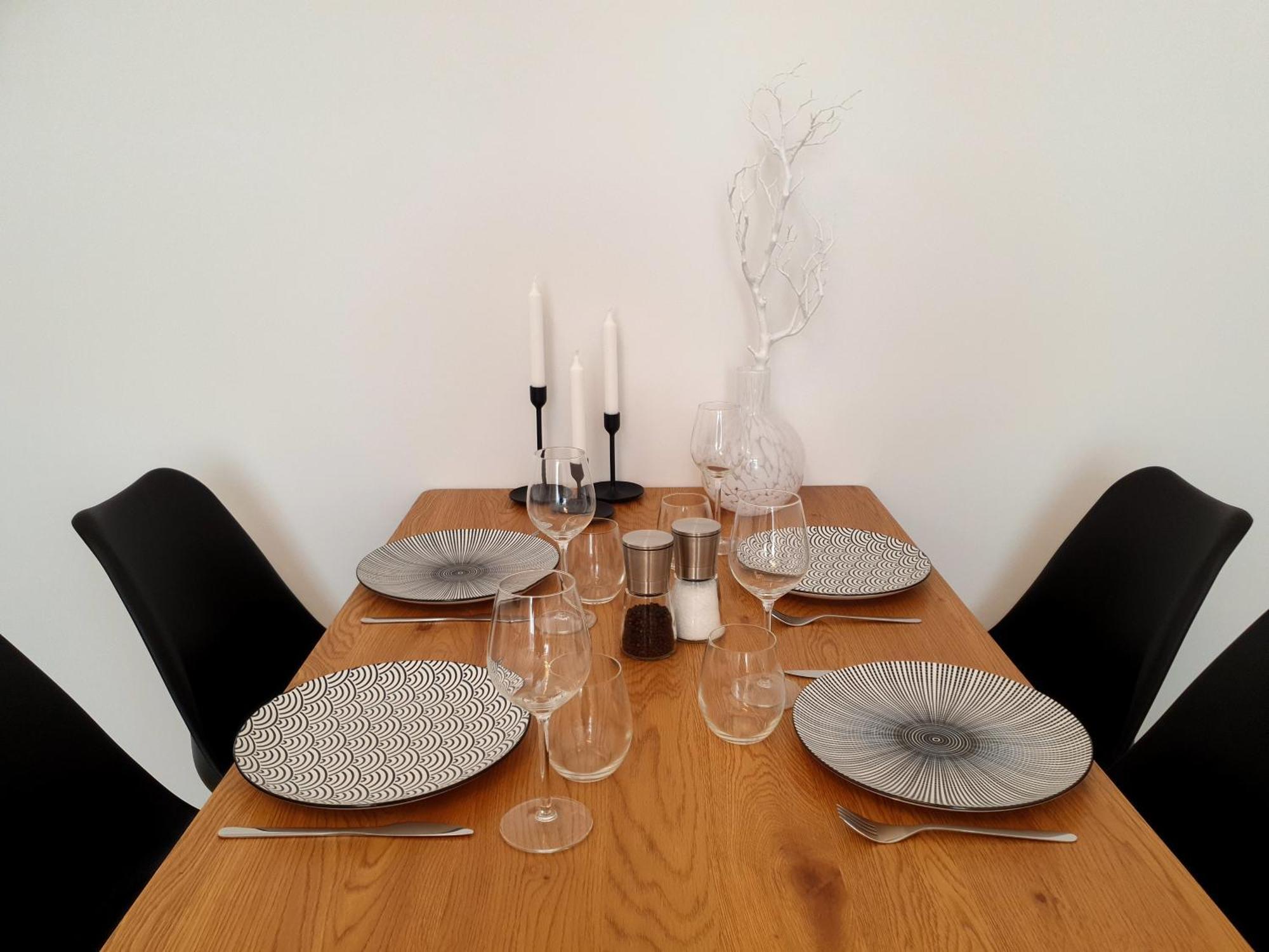 Ferienwohnungen Am Theater - Modern, Zentral Und Ruhig Mit Kueche, Waschtrockner, Netflix, Wlan Und Parkplatz- 2 Zimmer, 52 Qm Cottbus Ruang foto